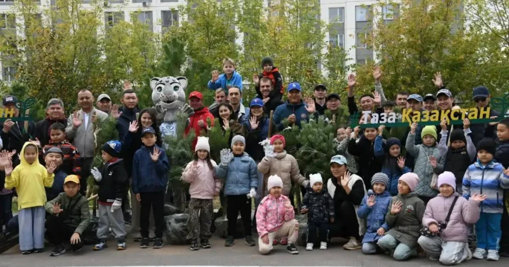 «Таза Қазақстан»: Астанада мектеп оқушылары ағаш отырғызды