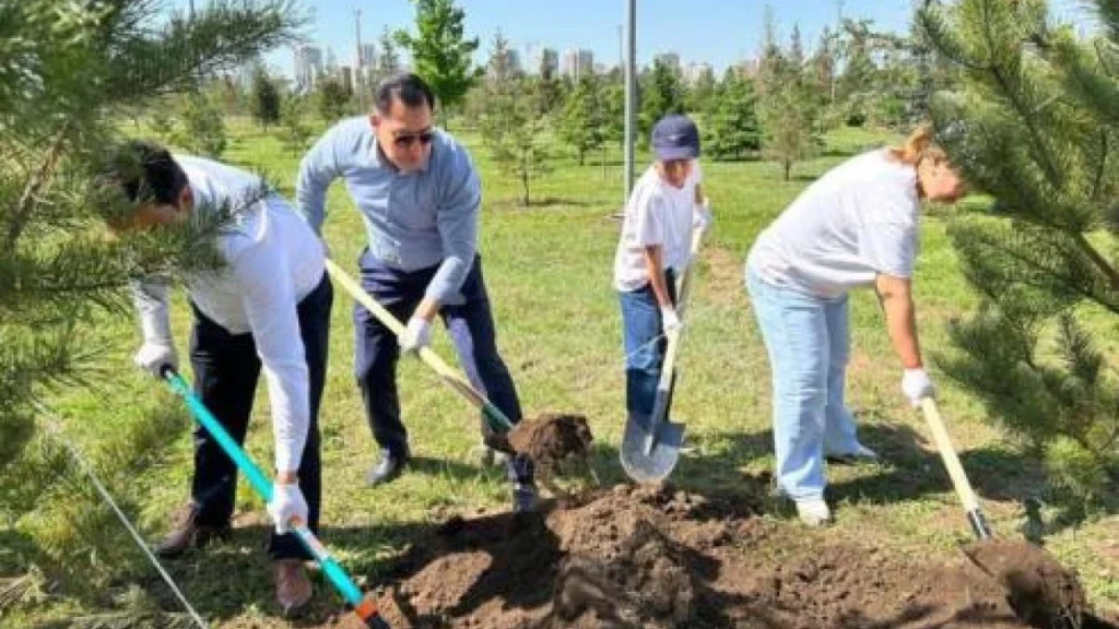 Отбасы күні: елордада ағаш отырғызу акциясы өтті