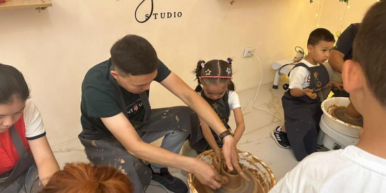 Как Астана празднует День отцов: гончарный мастер-класс провели в столице